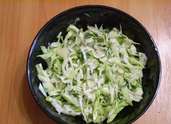 1. Этап. Капустный салат для похудения: 4. Заправьте салат смесью масла и уксуса. Готово!