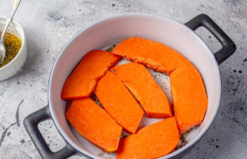 1. Этап. Тыква запеченная с травами и сыром: Поверх выложите кусочки тыквы.