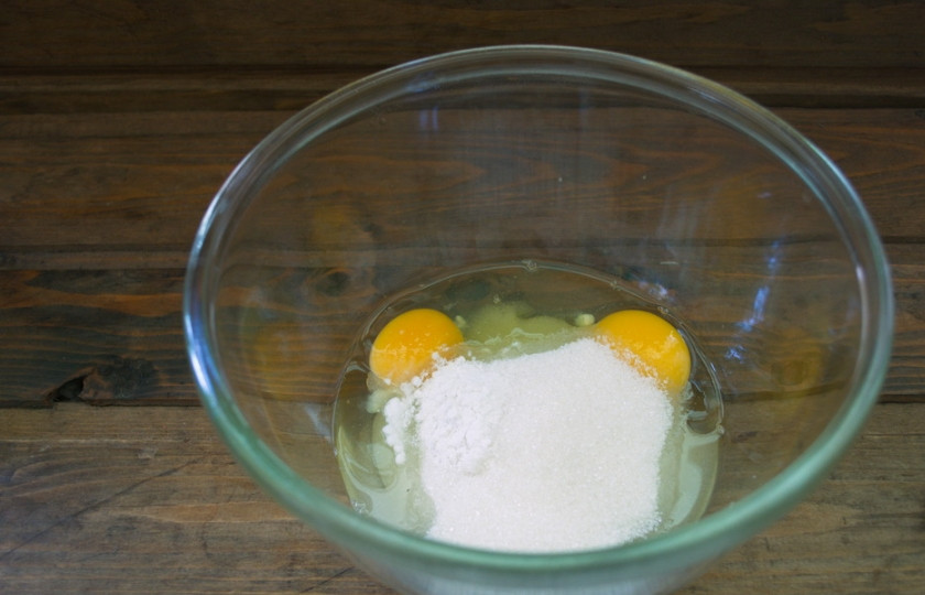 1. Этап. Диетический чизкейк: Чизкейк диетический должен быть легким. Многие делают их с использованием печенья или пекут мучные коржи. Я предпочитаю легкость продукта, вообще не использую муку. Итак, в миску вбиваем яйца, добавляем сахар (от 5 до 6 ст. ложек), разрыхлитель, можно добавить немного соли.