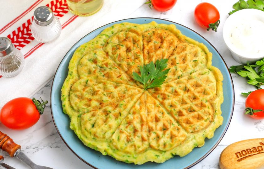 1. Этап. Вафли кабачковые в вафельнице: Выложите румяные кабачковые вафли на тарелку и подайте к столу со сметаной. На вафельницу выложите следующую порцию теста и т.д. Подавайте вафли к столу горячими. Приятного вам аппетита!