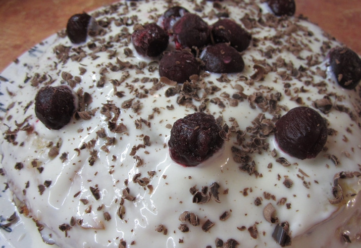 1. Этап. Блинный торт с вишней: Верхушку торта украшаем кремом и тертым шоколадом. Убираем в холодильник для застывания на несколько часов. Приятного аппетита!