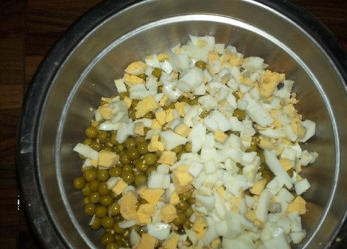 1. Этап. Салат с зелёным горошком консервированным: Сваренные вкрутую яйца очистим и нарежем небольшими кубиками. Добавим к горошку и кукурузе.