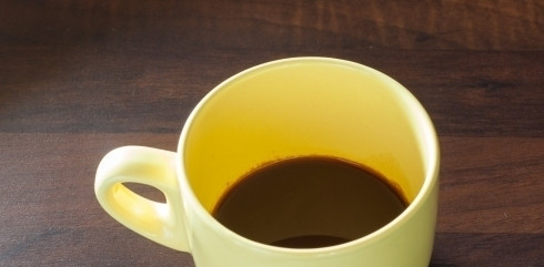 1. Этап. Раф-кофе с лавандой: Сварите эспрессо из воды и кофе. Раздробите сахар с лавандой. Всыпьте смесь в кофе.