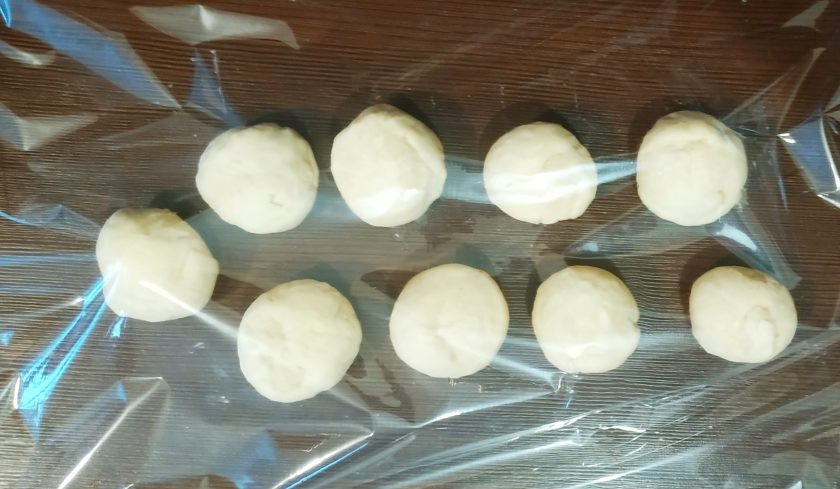 1. Этап. Манты по-корейски: Раскатайте тесто, разделите на одинаковые кусочки, скатайте шарики. Накройте пленкой и дайте им отдохнуть 15 минут.