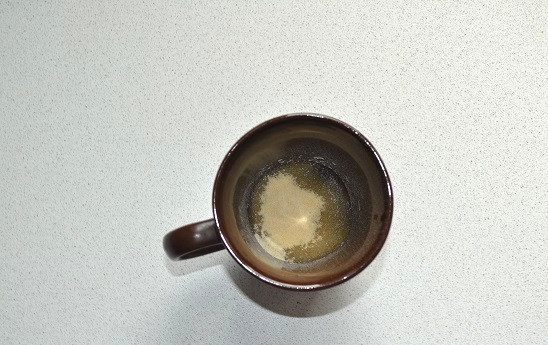 1. Этап. Рулеты с фруктовой начинкой: Пока выпекается тесто можно заняться начинкой. Желатин залейте небольшим количеством воды и перемешайте.