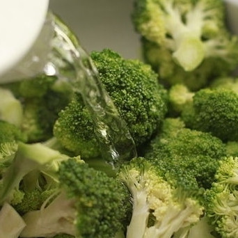 1. Этап. Брокколи в микроволновке: 3. В миску, пригодную для использования в микроволновке, налейте воды. Добавьте брокколи и накройте крышкой.