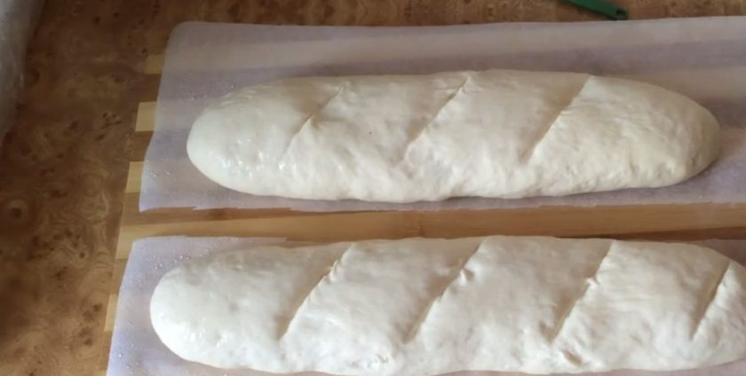 1. Этап. Французский багет на закваске: 7. Духовку вместе с камнем для хлеба разогрейте до 230 градусов. Выпекайте багеты 15 минут при 230 градусах, после чего откройте духовку, снова сбрызните багеты водой и пеките еще 20 минут при 200 градусах. Багеты полностью остудите на решетке. Приятного аппетита!