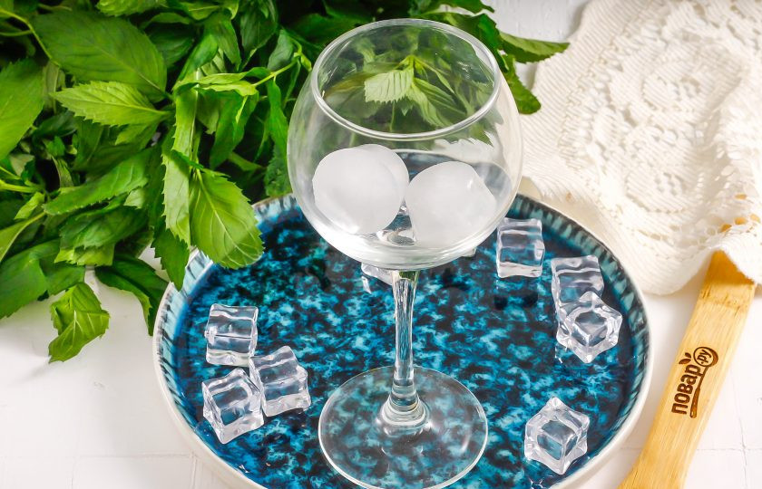 1. Этап. Коктейль Беллини: В бокал или высокий стакан выложите пару кубиков льда.