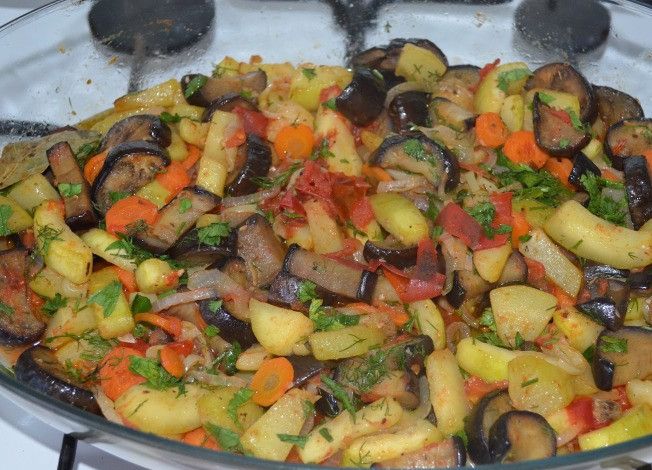 1. Этап. Соте из баклажанов и кабачков: Смешайте все овощи в одной посуде, добавьте специи, соль, сахар и поставьте в духовку на 30 минут при 160 градусах. За пару минут до готовности добавьте измельченную зелень. Перед подачей дайте соте немного настояться.