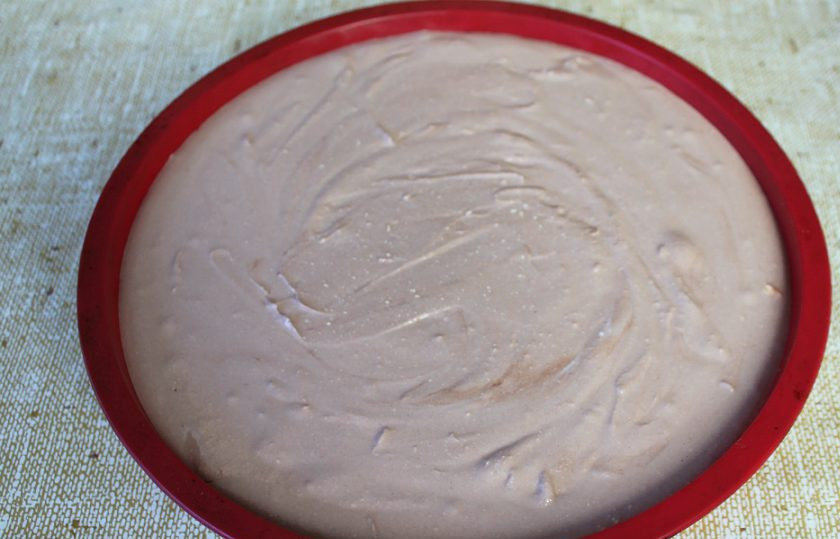 1. Этап. Шоколадный чизкейк в домашних условиях: Творожную массу пересыпаем в форму на шоколадную крошку. Отправляем в духовку на 45-50 минут. Запекаем сначала при температуре 180 градусов, затем, снижаем температуру до 160-170.