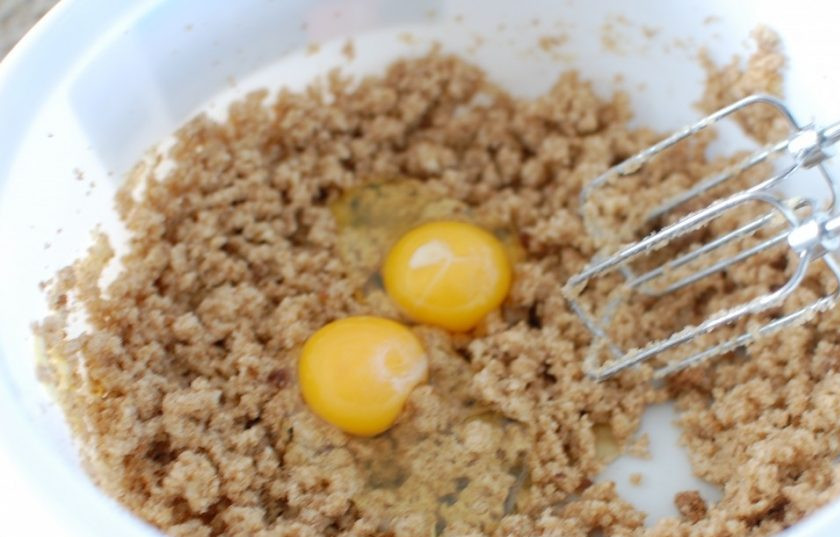 1. Этап. Печенье с шоколадом и зефирками: 2. К масляной смеси добавьте яйца, ванильный экстракт, соду, взбейте.