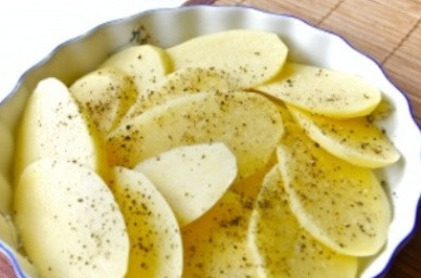 1. Этап. Картофельная запеканка с помидорами и сыром: Форму для запекания смазываем маслом. Картофель очистим и нарежем тонкими пластинами. Выкладываем картофель в форму, солим и посыпаем перцем.