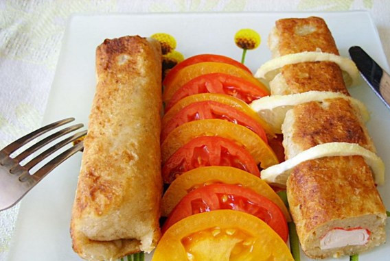 1. Этап. Крабовые палочки в тесте: Подавать готовые крабовые палочки в тесте можете с помидорами и дольками лимона. Приятного аппетита!