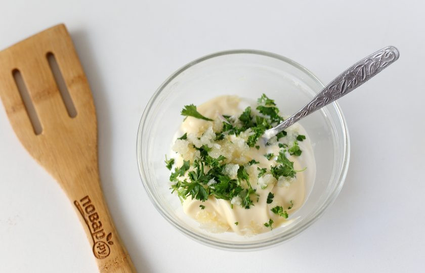 1. Этап. Шницели из тыквы: Для соуса соедините в равных пропорциях сметану и майонез. Добавьте давленый чеснок, любую свежую зелень и все перемешайте. Можно подать шницели по желанию просто со сметаной.