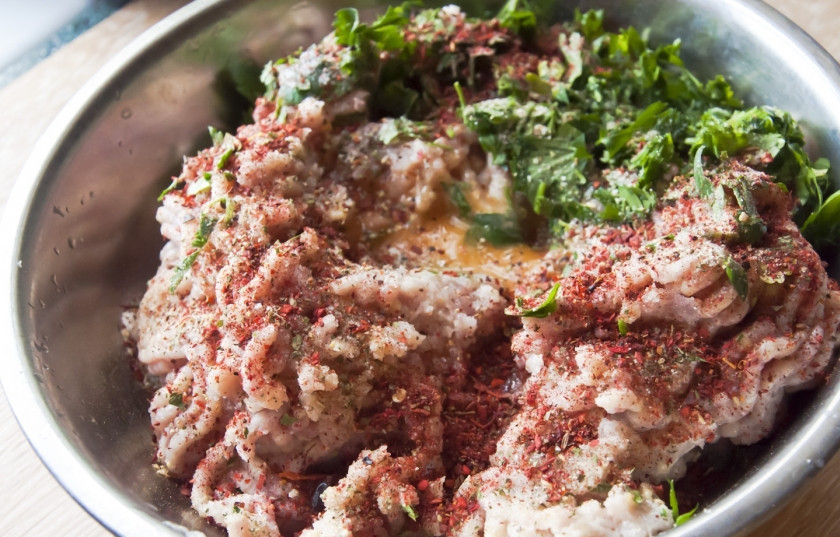 1. Этап. Диетические котлеты из индейки на пару: 1. Для начала филе перетираем в фарш вместе с картофелем, луком и зеленью. Добавим заранее взбитое яйцо, а еще воду, перемешаем. Затем - все специи.