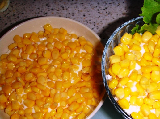 1. Этап. Салат с консервированными ананасами: Третий слой – кукуруза. Предварительно слейте рассол.