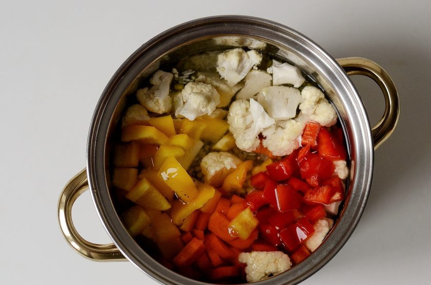 1. Этап. Кичари: Влейте в кастрюлю воду и добавьте все овощи. Посолите. Доведите до кипения. Уменьшите огонь, накройте крышкой и варите 20 минут на медленном огне.