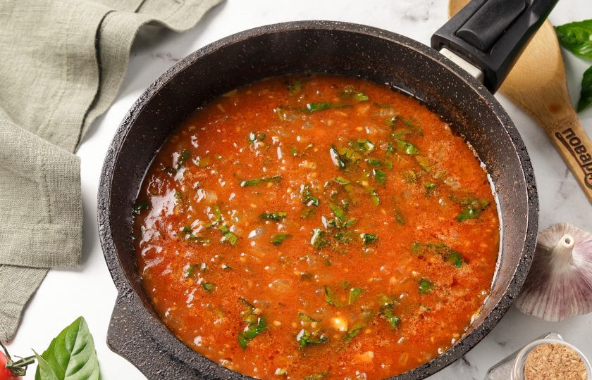 1. Этап. Треска, запеченная под соусом: Готовьте соус ещё пару минут.