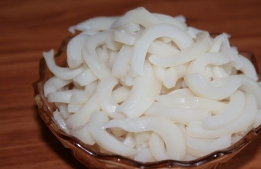 1. Этап. Салат с кальмарами и красной икрой: 2. Кальмары остудите и нарежьте.