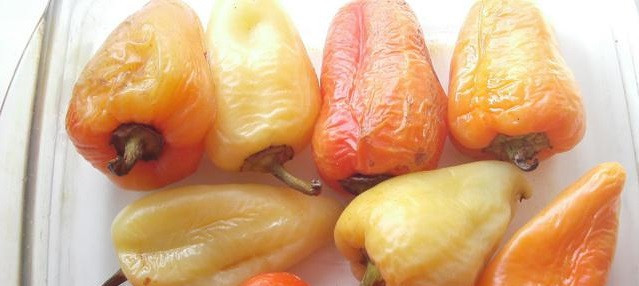 1. Этап. Сербский айвар: Разогрейте духовку. Запекайте перец до тех пор, пока кожа на нем не начнет морщится.