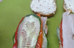 1. Этап. Бутерброд с запеченным перцем: Затем опять огурец и грудинку.