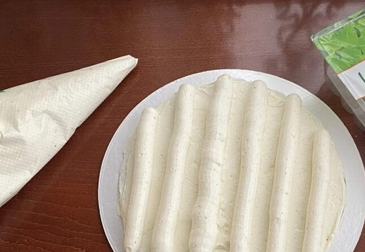 1. Этап. Шадлав: Приступаем к сборке нашего торта. На блюдо положите один шпинатный блин и нанесите равномерным слоем немного начинки. ( я начала со сливочно -чесночной начинки № 2) Затем разделите поверхность на 6 параллельных полос. И нанесите на эти полосы начинку № 2, из кондитерского мешка.