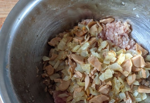 1. Этап. Котлеты Космос: Даём луку с грибами слегка остыть, кладём в фарш, добавляем соль, чёрный молотый перец, хорошо вымешиваем фарш.