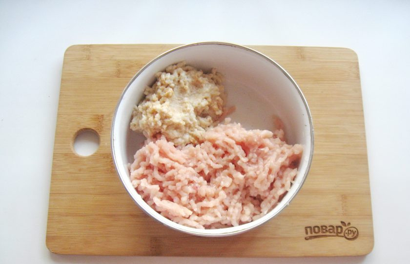 1. Этап. Куриные котлеты с базиликом: Лук и чеснок очистите, помойте. Батон залейте холодной, кипяченой водой и через пять минут воду отожмите. Пропустите через мясорубку батон, лук и чеснок.