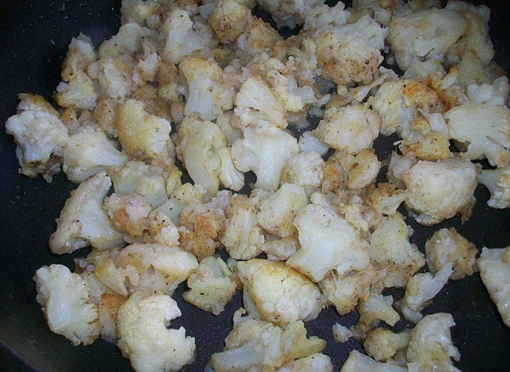 1. Этап. Цветная капуста жареная в муке: Жарим до образования золотистой корочки. Теперь капуста готова, и мы можем подавать ее к столу. Приятного всем аппетита!