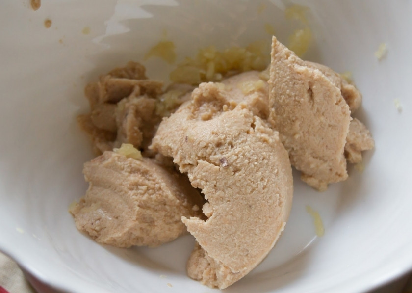 1. Этап. Котлеты из икры: Выложите в миску икру.