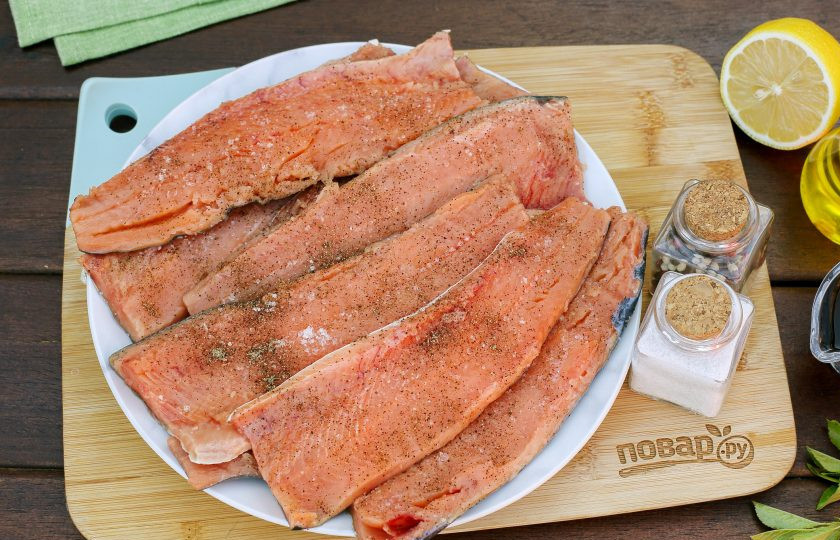 1. Этап. Красная рыба на мангале: Натрите подготовленное филе со всех сторон солью и молотым перцем.