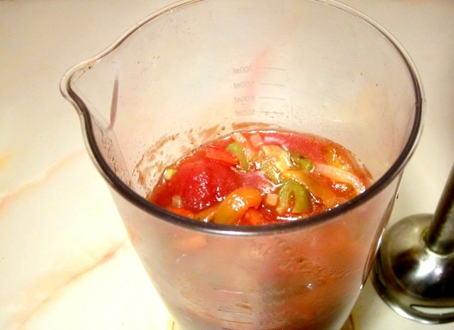 1. Этап. Быстрый томатный суп с креветками: 3. Обжаренные овощи соедините с помидорами. Выложите все в блендер и измельчите. Креветки можно отварить в подсоленной воде или обжарить на сковороде со специями.