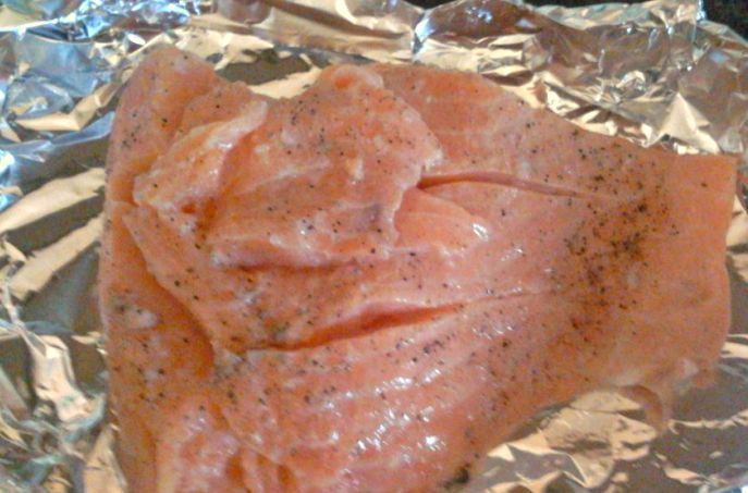 1. Этап. Семга с овощами в фольге: Поскольку рыбка готовится порционно (в нашем случае на двух человек), то нам необходимо промыть филе, вытереть его и разрезать на две части. Каждый кусочек филе выкладываем на отдельный лист фольги, посыпаем рыбу солью, молотым перцем и поливаем ее лимонным соком.