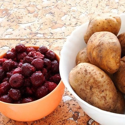 1. Этап. Картофельные гомбовцы: Итак, как я уже сказал, в главных ролях в этом рецепте - картофель и вишни.