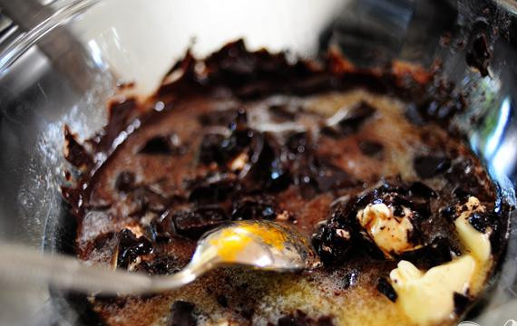 1. Этап. Шоколадные пирожные в глазури: 1. Разогреть духовку до 160 градусов. Смазать маслом форму для выпечки. Растопить шоколад и сливочное масло на среднем огне, помешивая. Добавить сахар и осторожно перемешать до однородной консистенции. Снять с огня.