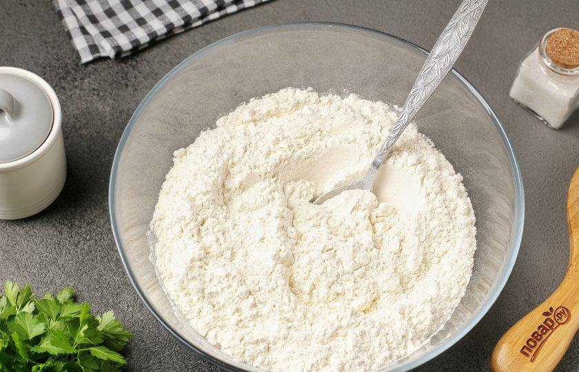 1. Этап. Дрожжевое тесто на подсолнечном масле для печёных пирожков: Соедините муку, соль, сахар и дрожжи.