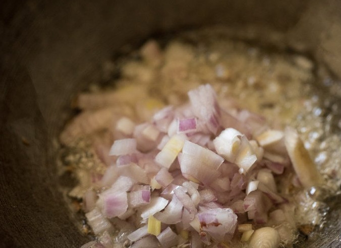 1. Этап. Тушеный микс овощей: 1. Разогрейте растительное масло как следует. Выложите измельченный лук, чеснок и имбирь. Обжарьте на среднем огне до румяности, помешивая.