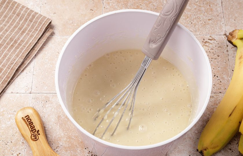 1. Этап. Заливной пирог с бананами: Готовое тесто по консистенции должно быть примерно как на оладьи.