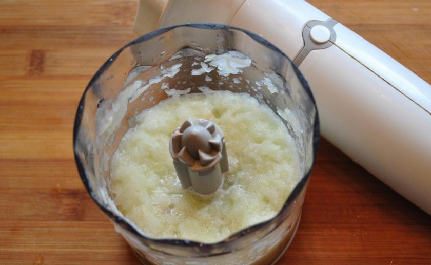 1. Этап. Запеченный картофель с фрикадельками: В блендере в кашу перекрутите очищенный лук и чеснок.