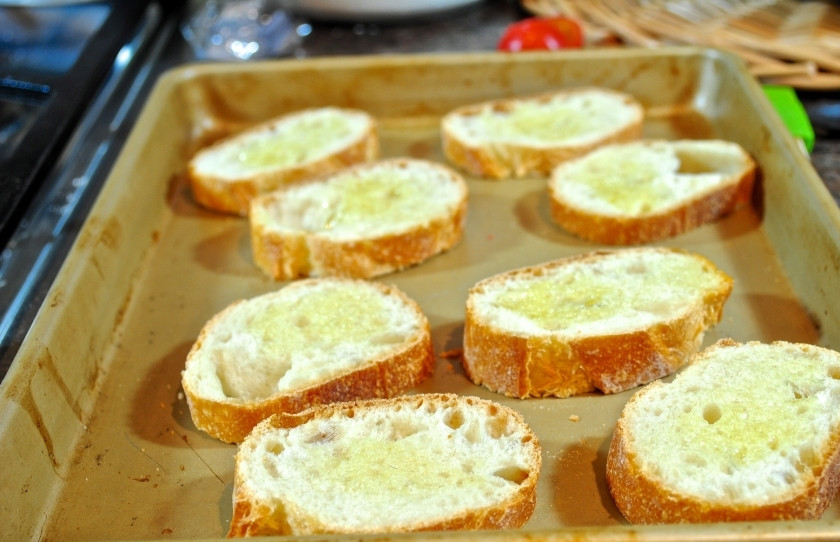 1. Этап. Тосты с помидорами: Нарежьте багет ровными ломтиками. Полейте каждый ломтик оливковым маслом (немного) и выпекайте в разогретой до 250 градусов духовке 8-10 минут.