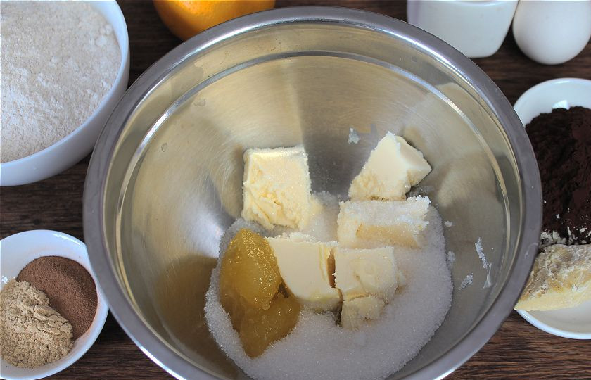 1. Этап. Самое вкусное имбирное печенье: В миску насыпаем сахар, добавляем мед и сливочное масло.