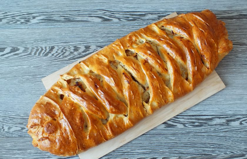 1. Этап. Пирог с пикшей: Готовый пирог достаньте из духовки, прикройте полотенцем и хорошо охладите.