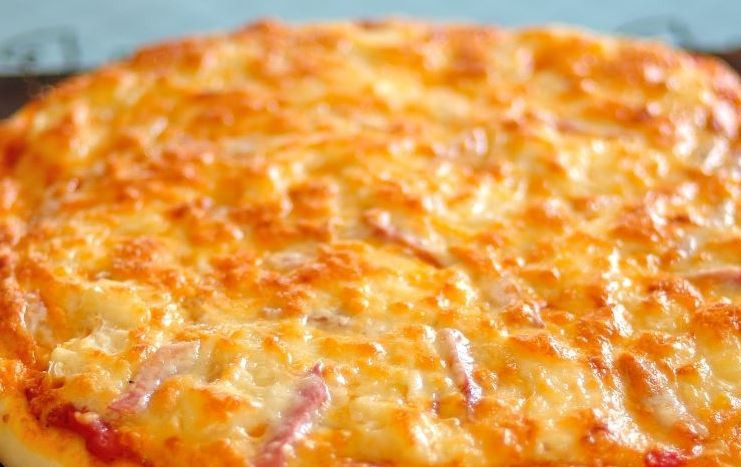 1. Этап. Домашняя пицца в духовке: Разогрейте духовку до ста восьмидесяти градусов, поставьте в нее пиццу. Запекайте блюдо двадцать минут, чтобы на сыре образовалась румяная корочка.