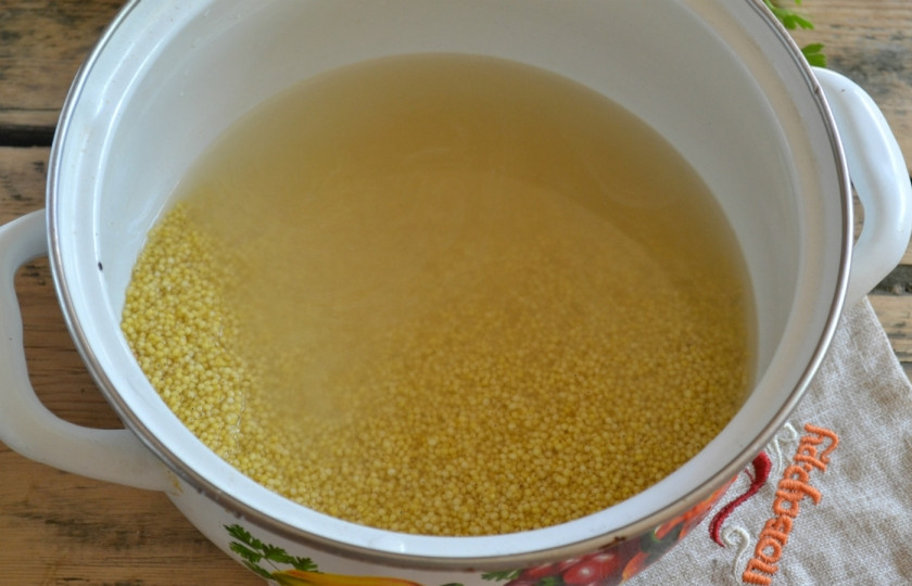 1. Этап. Пшенная каша на воде: Пшенную крупу всыпьте в эмалированную кастрюлю, залейте 1 ст. воды, добавьте соль и доведите до кипения.