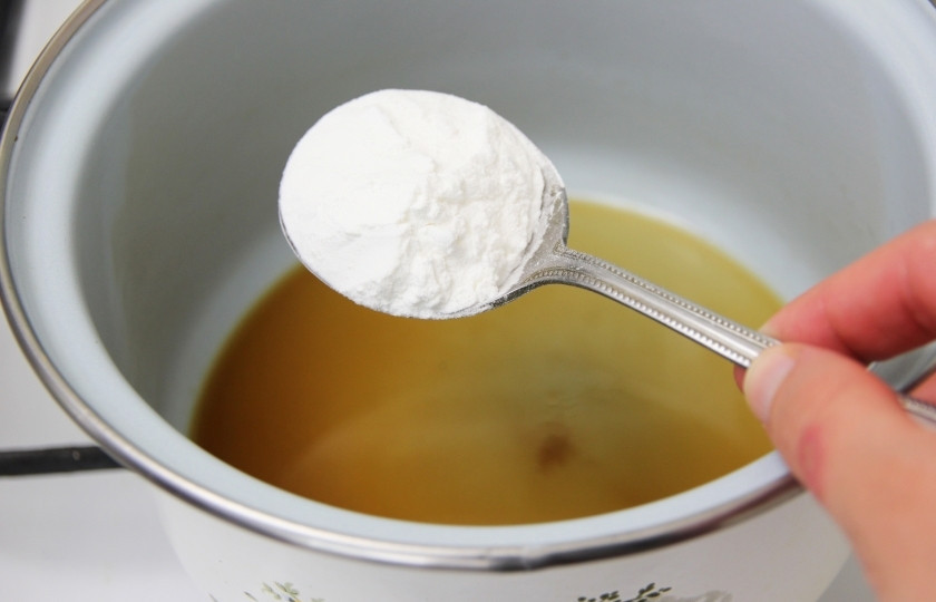 1. Этап. Омлет Фу янг: Смешайте соевый соус, сахар и уксус в кастрюле. Добавьте немного воды. Затем кукурузный крахмал. Варите на медленном огне соус до тех пор, пока крахмал не растворится и соус не загустеет.