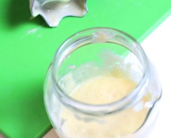 1. Этап. Пасха творожная с кокосовым молоком: Теперь ее необходимо измельчить при помощи блендера и пропустить через сито. Затем добавить крахмал и заварить из этого довольно густую массу.