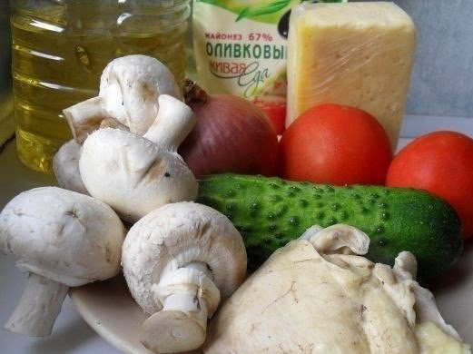 1. Этап. Салат Клубничка: 1. Для этого салата нам понадобятся самые простые продукты. За основу берется куриное филе. Отвариваем его предварительно и даем остыть.