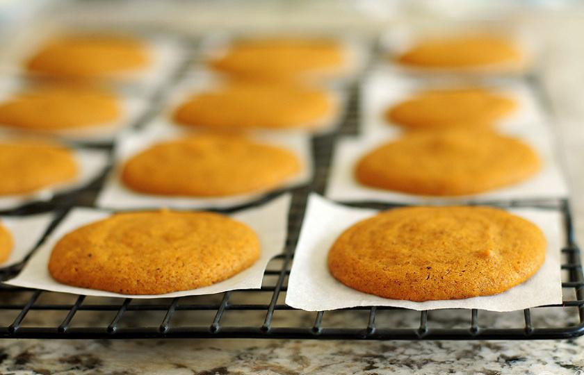 1. Этап. Тыквенные пирожные со сливочной начинкой: 5. Выложить каждый бумажный квадрат с тестом на лист для выпечки. Выпекать в духовке 11 минут. Охладить пирожные на решетке.