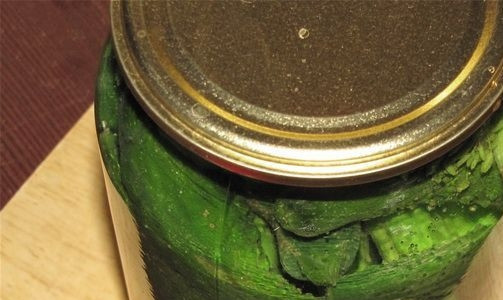 1. Этап. Маринованные корнишоны: Воду вскипятите и залейте её в банку. Накройте банку крышкой. Оставьте её на 10 минут.