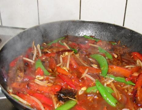 1. Этап. Мясная зажарка: 4. Добавить стручковую фасоль, чеснок, чили, красное вино и молотый имбирь в сковородку и жарить еще 2 минуты, постоянно помешивая. Добавить помидоры, красное вино и чеснок и жарить еще 2 минуты, постоянно помешивая. Подать на стол.